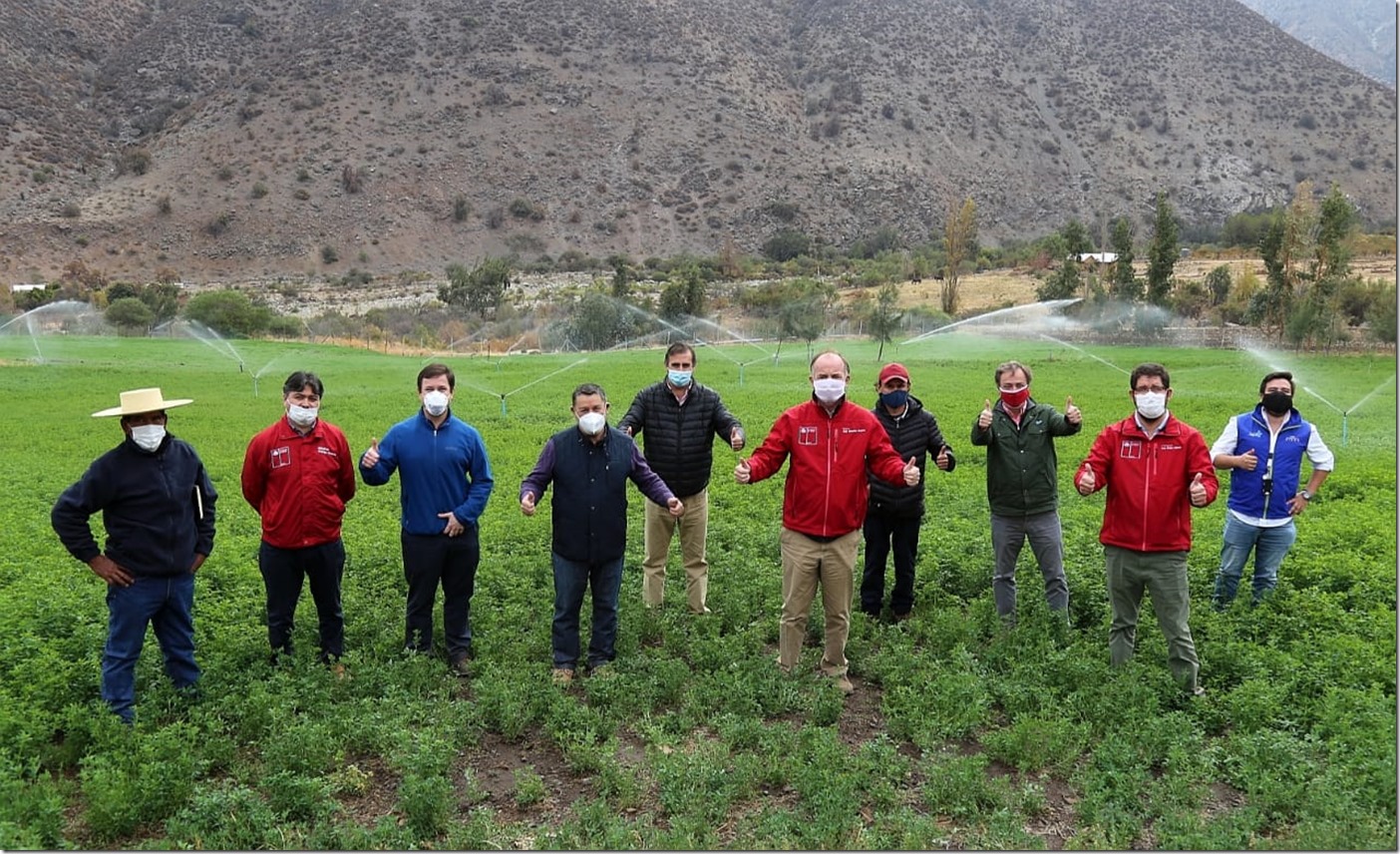 FOTO 2_Ministro Walker visitó la región de Coquimbo para constatar en terreno la realidad hídrica de la zona