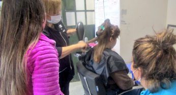 Jóvenes en proceso de reinserción social se capacitan en peluquería y panadería