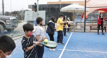 Niños y niñas de escuelas y colegios municipalizados aprenden y practican pádel