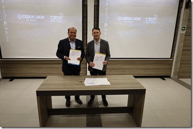 Carlos Sainz, Director Ejecutivo Ceduc UCN y Manuel Schneider, Gerente CRDP firman convenio para el desarrollo colaborativo del proyecto