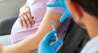 Especialista insiste en que vacunas para influenza y Covid-19 son seguras para embarazadas y sus bebés