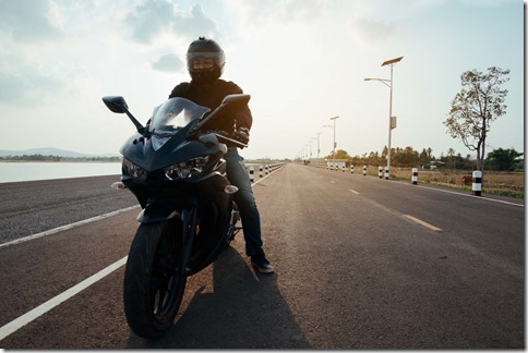 Rider moto en la carretera