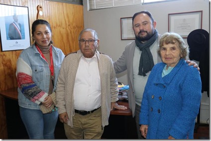 Alcalde junto a representantes Adulto Mayor