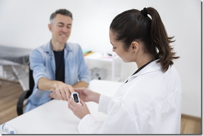 doctor-realizando-chequeo-medico-rutina (1)