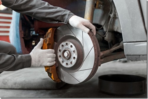 trabajador-vista-lateral-reparando-auto