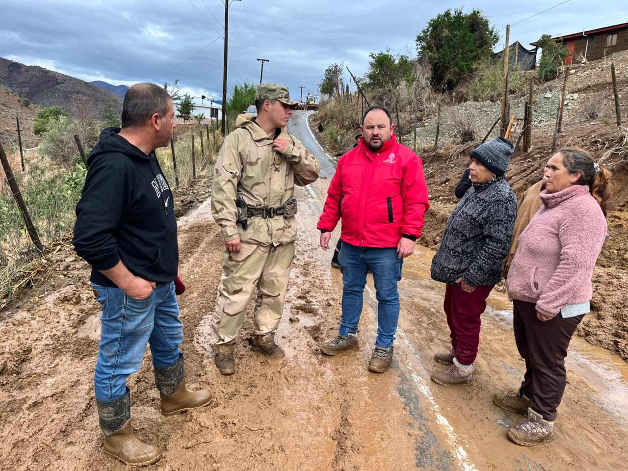Equipos de la Municipalidad de Los Vilos y el Ejército trabajando en el despeje de caminos afectados por aluviones en Infiernillos.