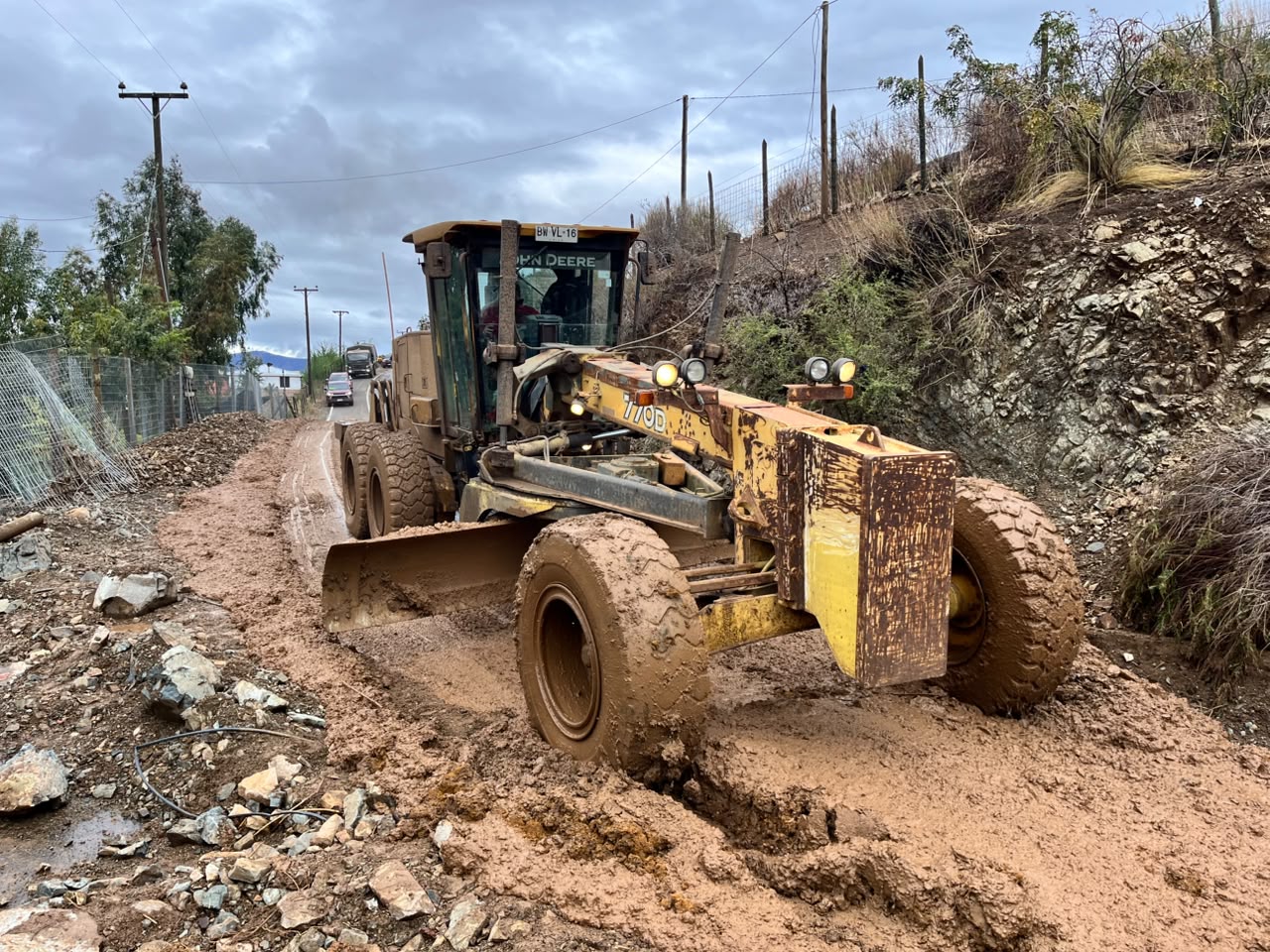 Equipos de la Municipalidad de Los Vilos y el Ejército trabajando en el despeje de caminos afectados por aluviones en Infiernillos.
