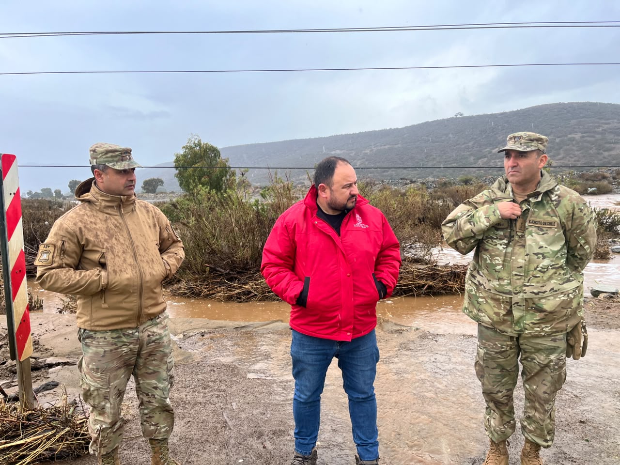 Equipos de la Municipalidad de Los Vilos y el Ejército trabajando en el despeje de caminos afectados por aluviones en Infiernillos.