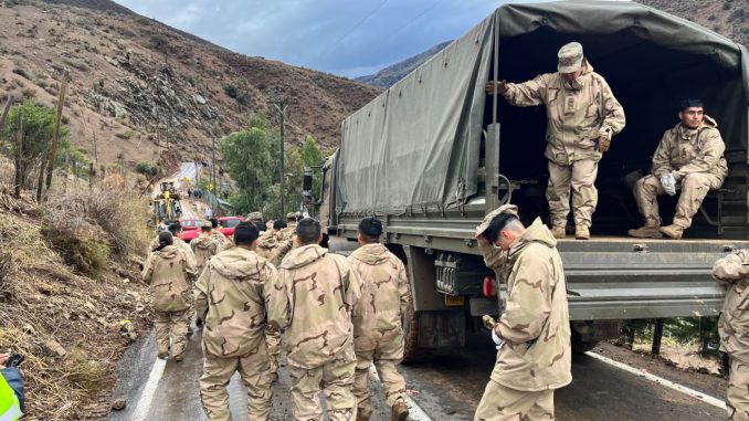 Equipos de la Municipalidad de Los Vilos y el Ejército trabajando en el despeje de caminos afectados por aluviones en Infiernillos.