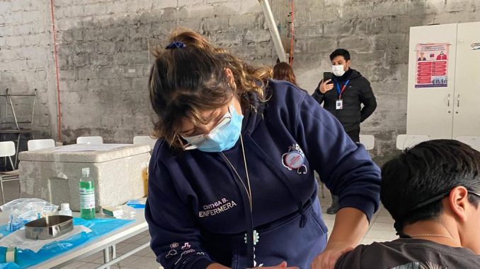 Personal de salud promoviendo la vacunación y medidas preventivas de higiene tras desastres naturales