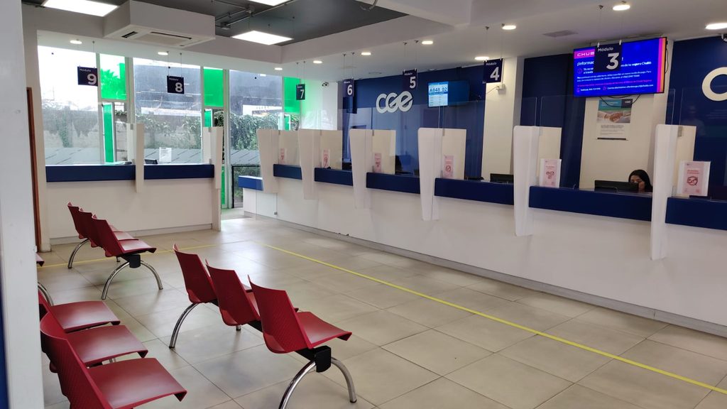 Oficina comercial de CGE atendiendo a clientes en la Región de Coquimbo durante evento meteorológico