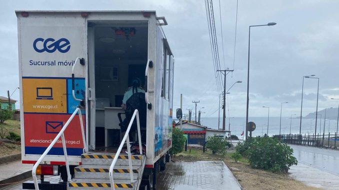 Oficina comercial de CGE atendiendo a clientes en la Región de Coquimbo durante evento meteorológico