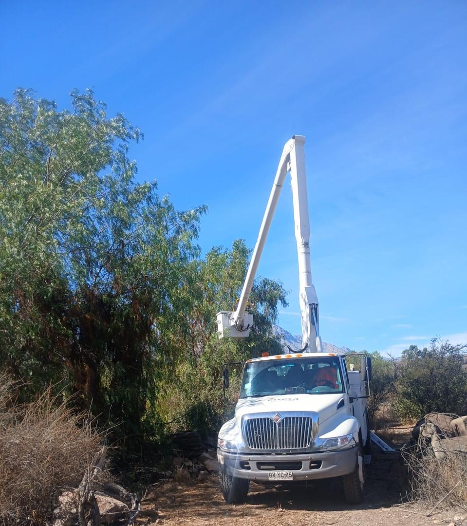 Brigadas técnicas de CGE trabajando en terreno para mantener el suministro eléctrico en la región de Coquimbo