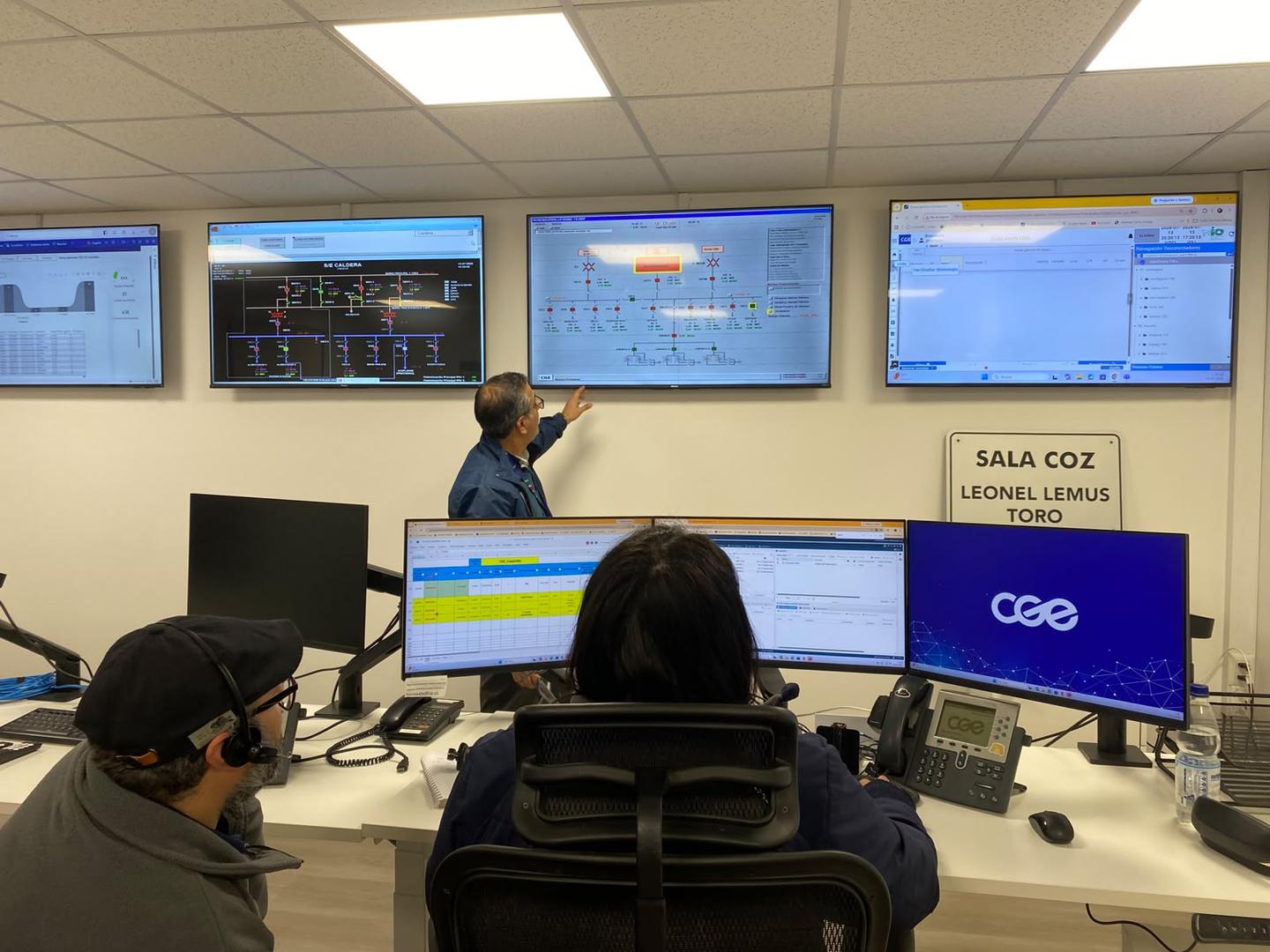 Brigadas técnicas de CGE trabajando en terreno para mantener el suministro eléctrico en la región de Coquimbo