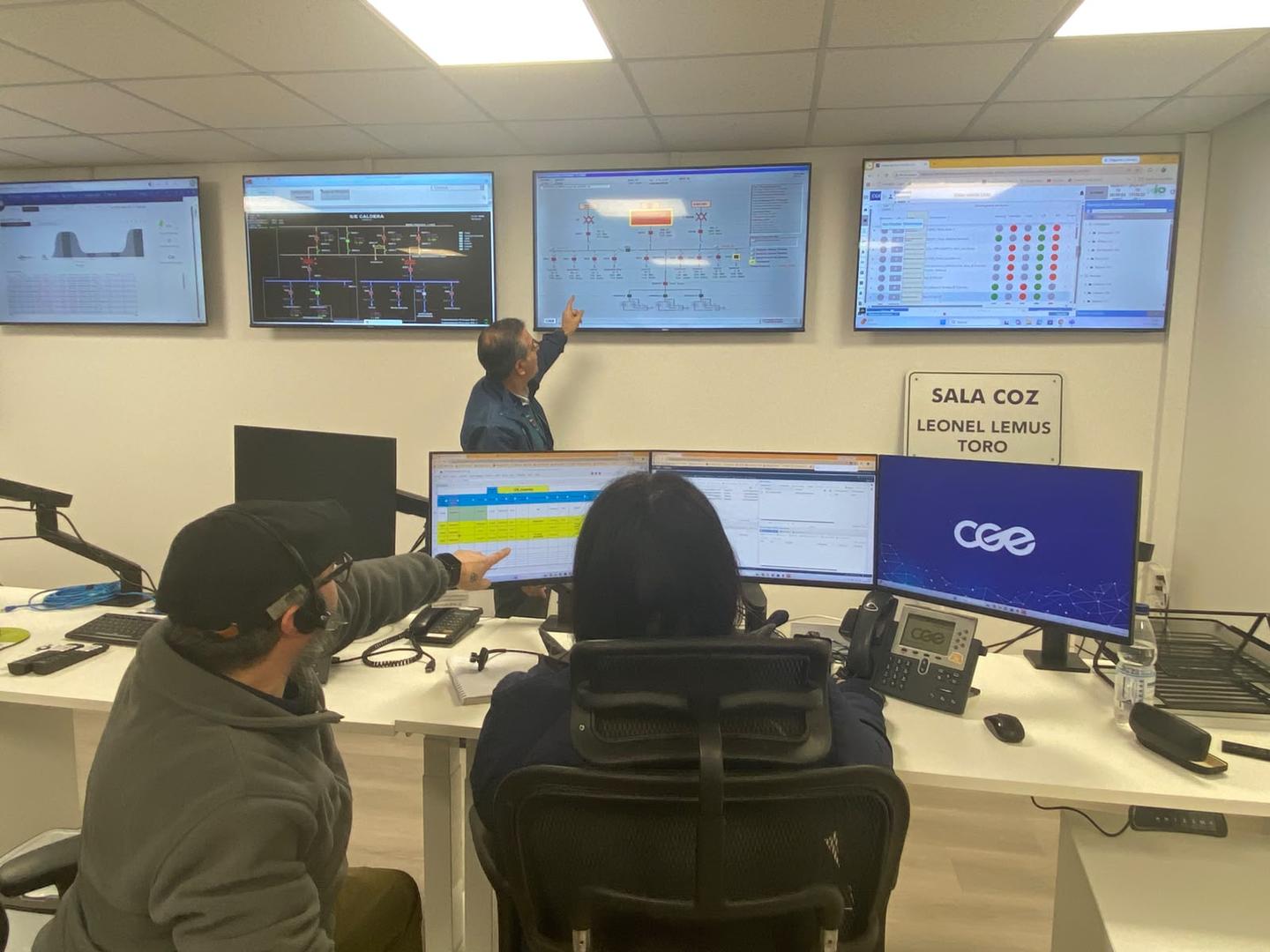 Brigadas técnicas de CGE trabajando en terreno para mantener el suministro eléctrico en la región de Coquimbo