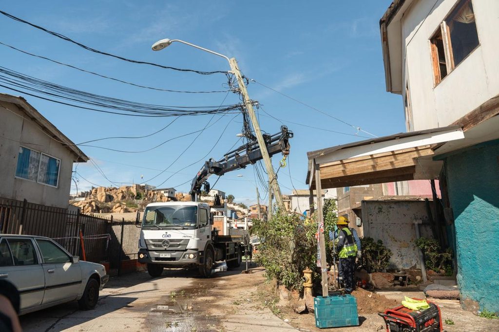 Brigadas de CGE trabajando en terreno para mantener el suministro eléctrico en la región de Coquimbo durante el temporal.