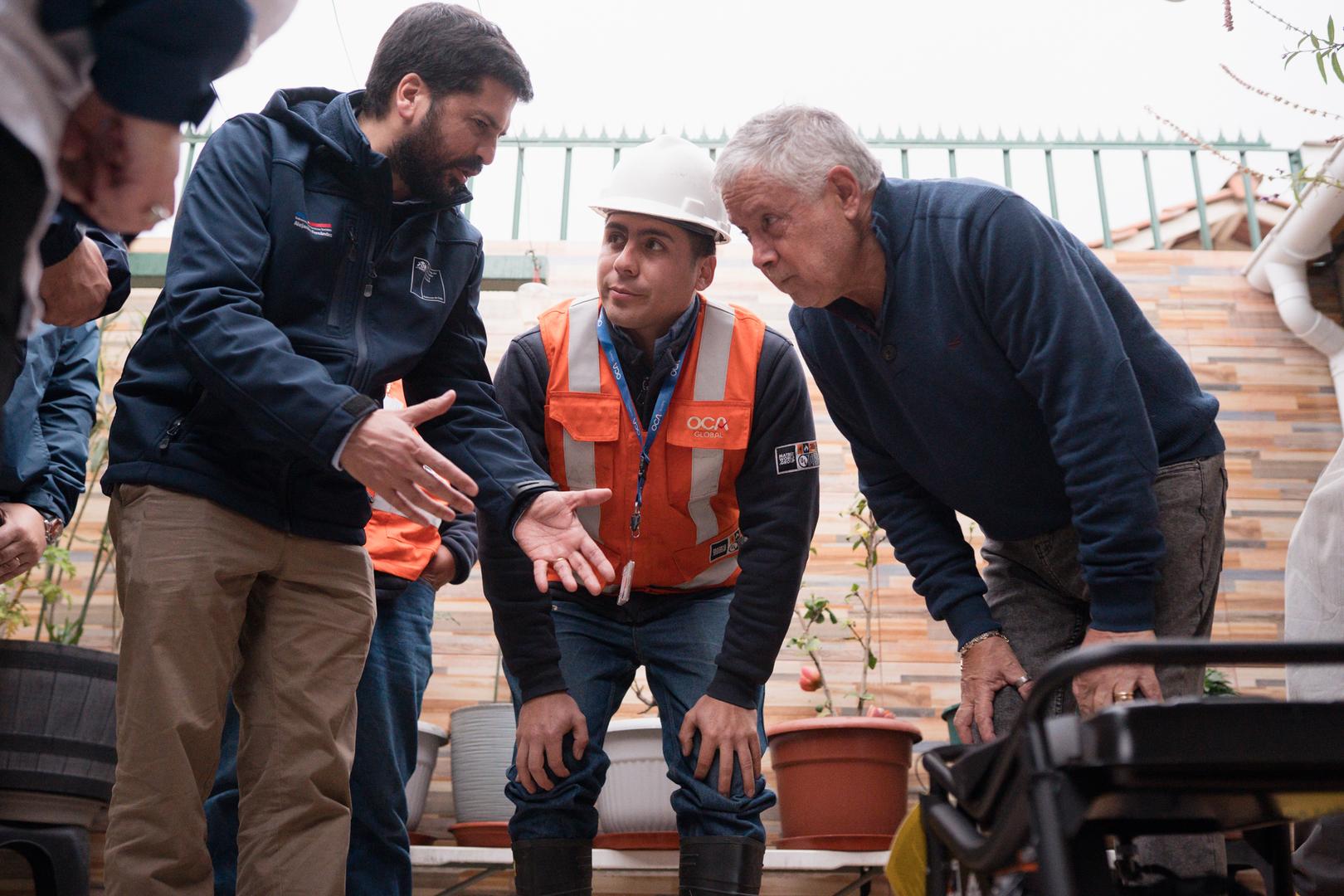 Autoridades y ejecutivos de CGE visitan a una paciente electrodependiente en La Serena para verificar protocolos de seguridad.