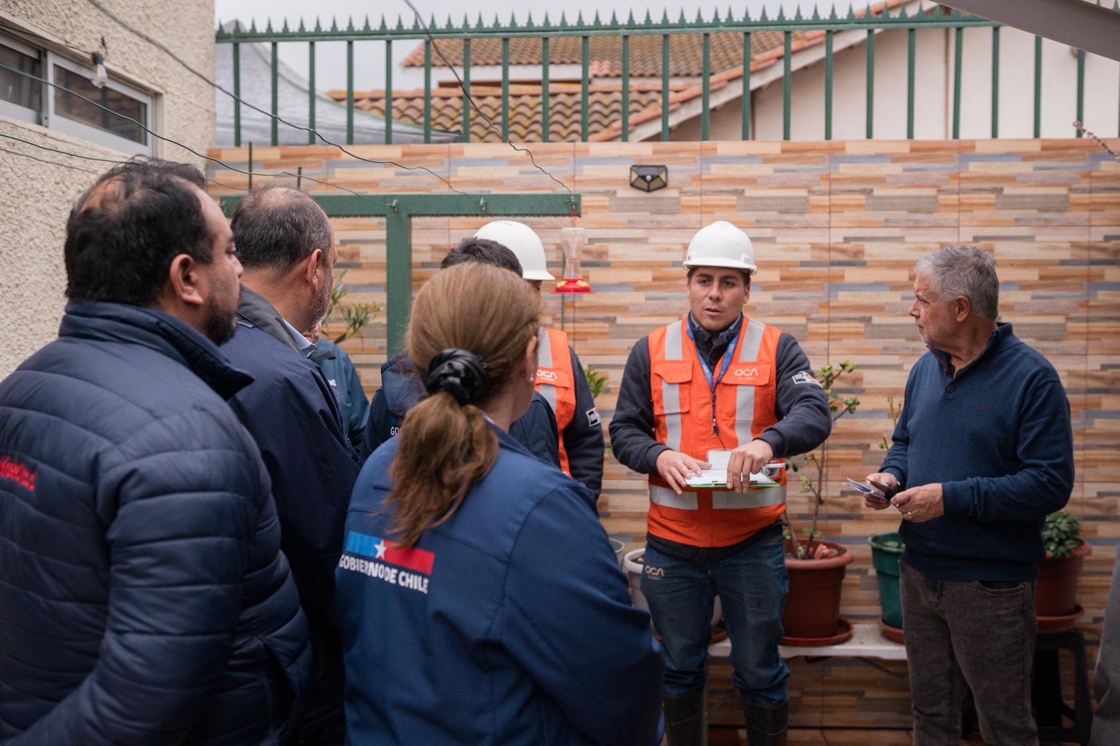 Autoridades y ejecutivos de CGE visitan a una paciente electrodependiente en La Serena para verificar protocolos de seguridad.