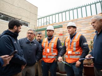 Autoridades y ejecutivos de CGE visitan a una paciente electrodependiente en La Serena para verificar protocolos de seguridad.