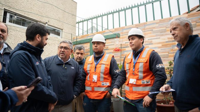 Autoridades y ejecutivos de CGE visitan a una paciente electrodependiente en La Serena para verificar protocolos de seguridad.