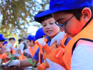 Jovenes estudiantes participando en una feria vocacional sobre la industria minera en Chile