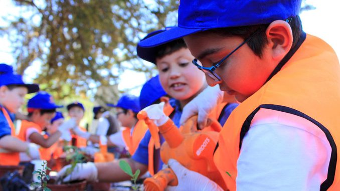 Jovenes estudiantes participando en una feria vocacional sobre la industria minera en Chile