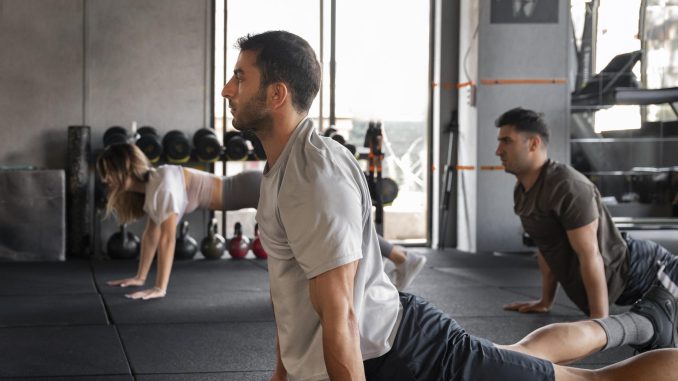 Deportista realizando ejercicios de calentamiento en un gimnasio durante los meses de invierno