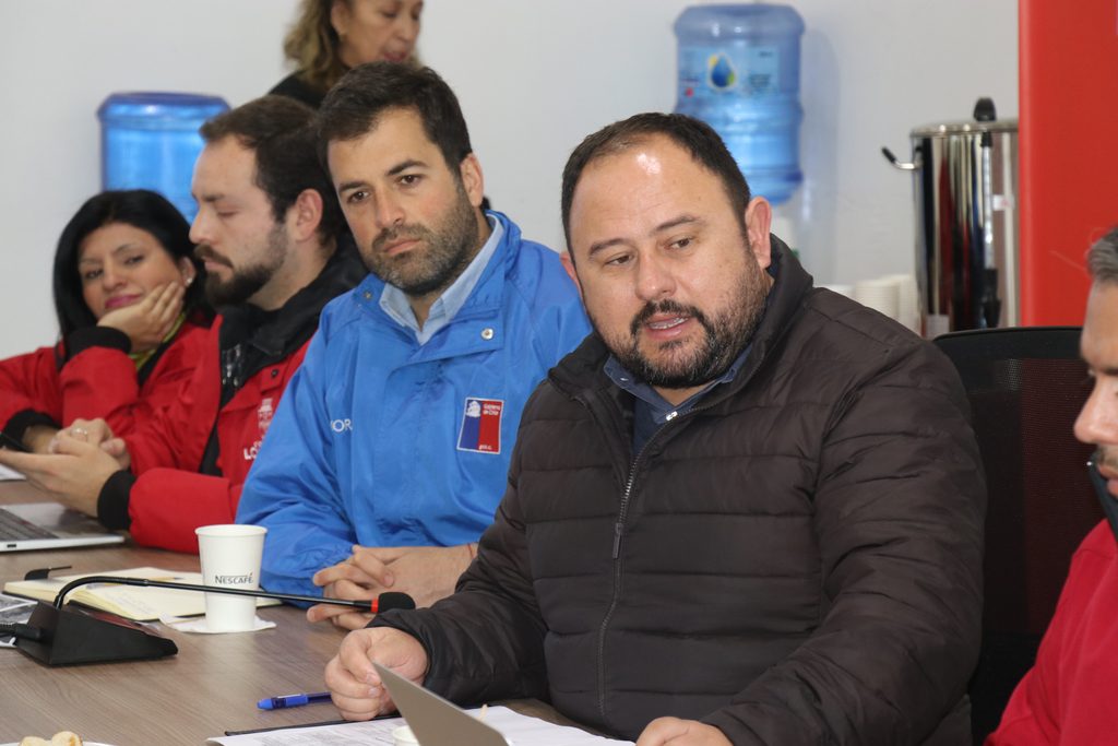 Funcionarios municipales visitando locales comerciales en Los Vilos para aplicar la ficha FEEC tras las lluvias