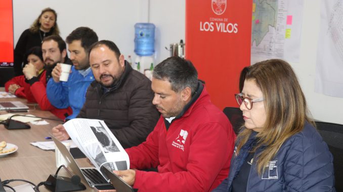 Funcionarios municipales visitando locales comerciales en Los Vilos para aplicar la ficha FEEC tras las lluvias