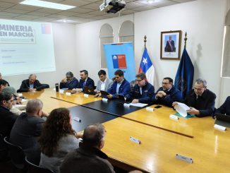 Biministro Daniel Mas presentando el plan de reactivación minera frente a asociaciones de pequeños productores