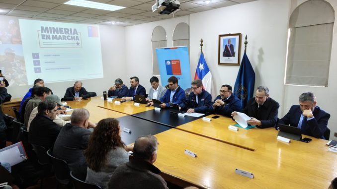 Biministro Daniel Mas presentando el plan de reactivación minera frente a asociaciones de pequeños productores