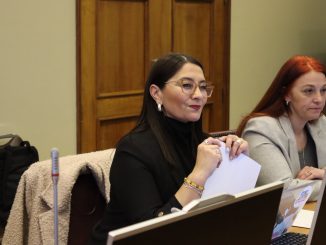 Diputada Nathalie Castillo en reunión con vecinos de Arrayán Costero, La Serena, discutiendo medidas preventivas ante sistema frontal.