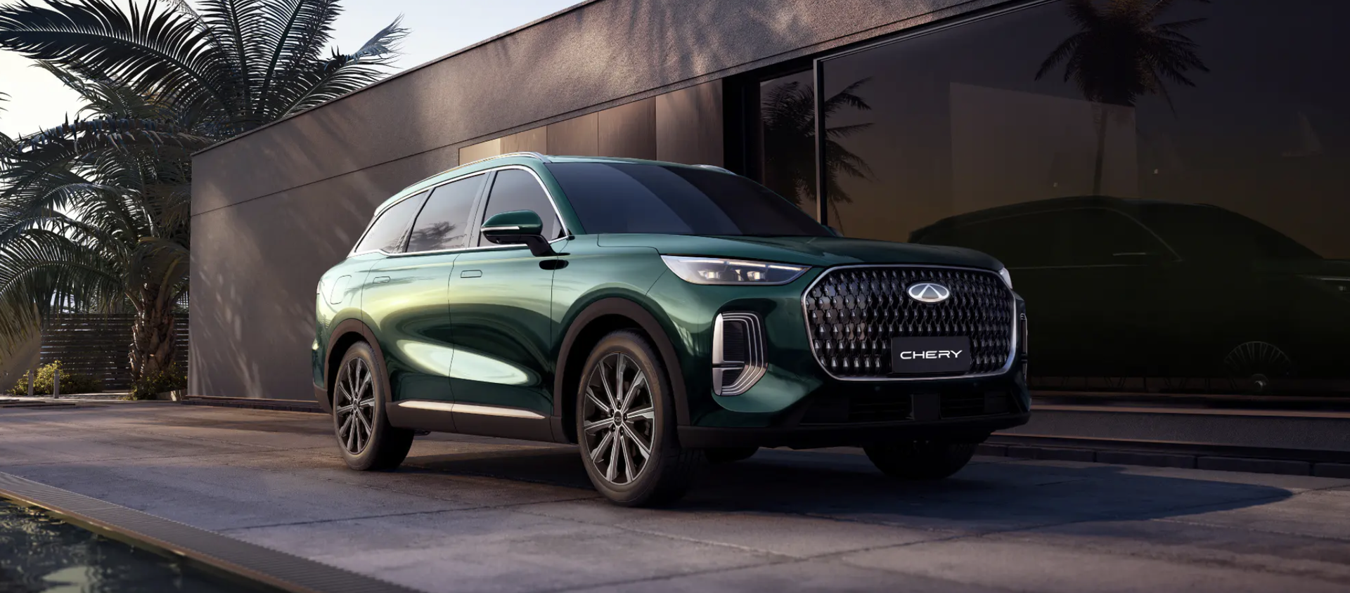 Chery Tiggo 9 CSH, SUV híbrido enchufable recorriendo una carretera escénica