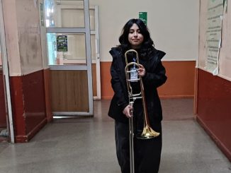 La joven trombonista Emilia Marchant, ganadora del Concurso Nacional Jóvenes Solistas 2026, posa con su instrumento.