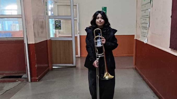 La joven trombonista Emilia Marchant, ganadora del Concurso Nacional Jóvenes Solistas 2026, posa con su instrumento.