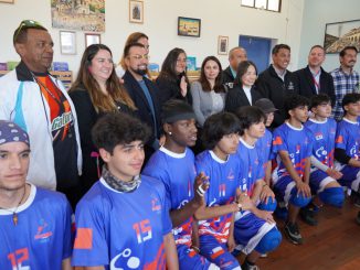 La embajadora de Taiwán Silvia Yu Chi Liu junto a la selección chilena de Tchoukball en el Colegio Héroes de la Concepción.