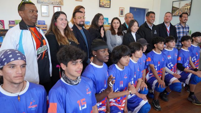 La embajadora de Taiwán Silvia Yu Chi Liu junto a la selección chilena de Tchoukball en el Colegio Héroes de la Concepción.