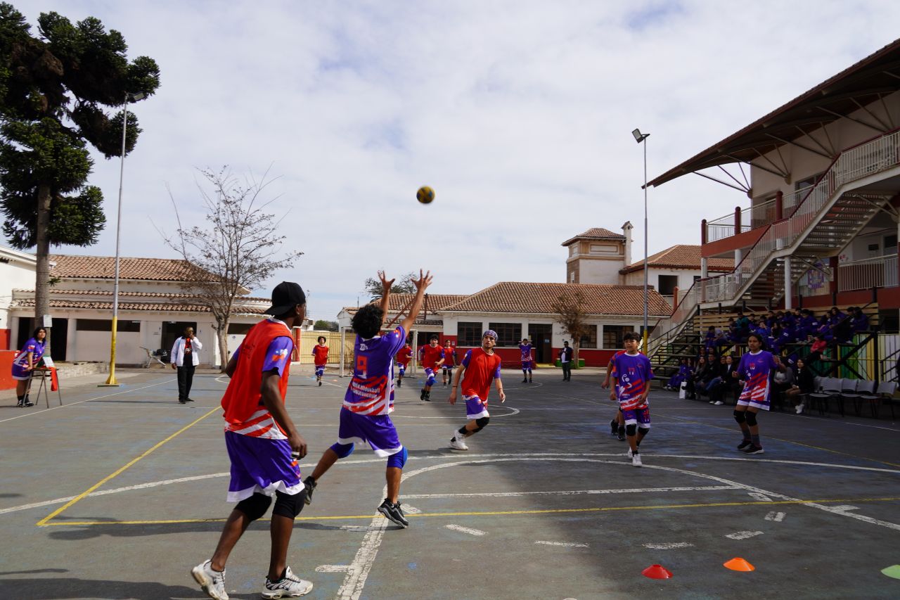 La embajadora de Taiwán Silvia Yu Chi Liu junto a la selección chilena de Tchoukball en el Colegio Héroes de la Concepción.