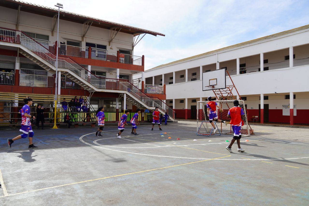 La embajadora de Taiwán Silvia Yu Chi Liu junto a la selección chilena de Tchoukball en el Colegio Héroes de la Concepción.