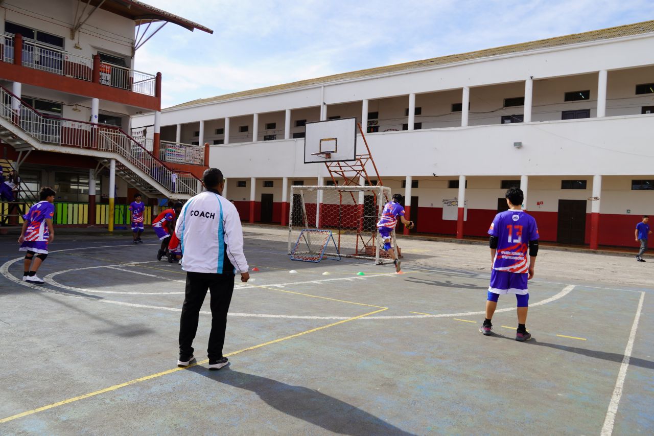 La embajadora de Taiwán Silvia Yu Chi Liu junto a la selección chilena de Tchoukball en el Colegio Héroes de la Concepción.