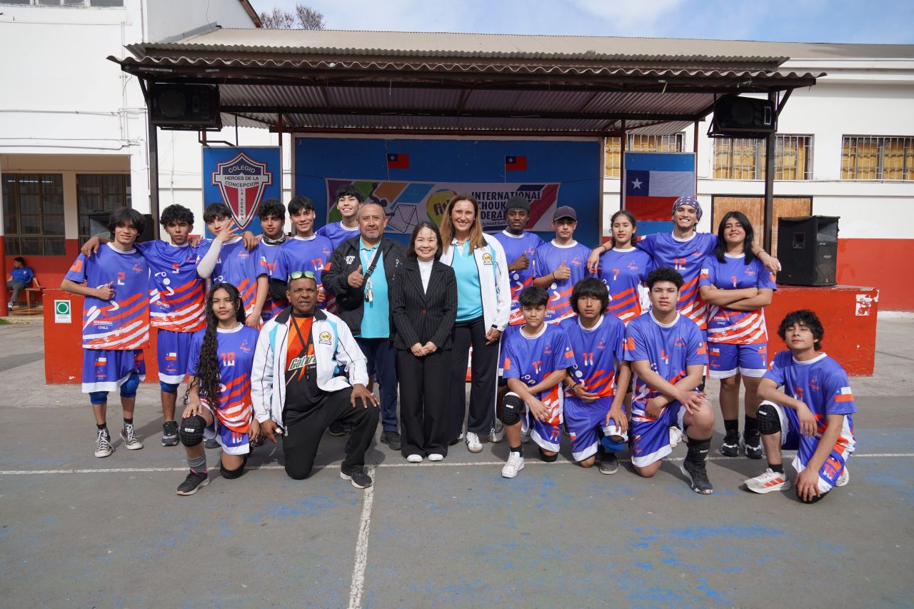 La embajadora de Taiwán Silvia Yu Chi Liu junto a la selección chilena de Tchoukball en el Colegio Héroes de la Concepción.