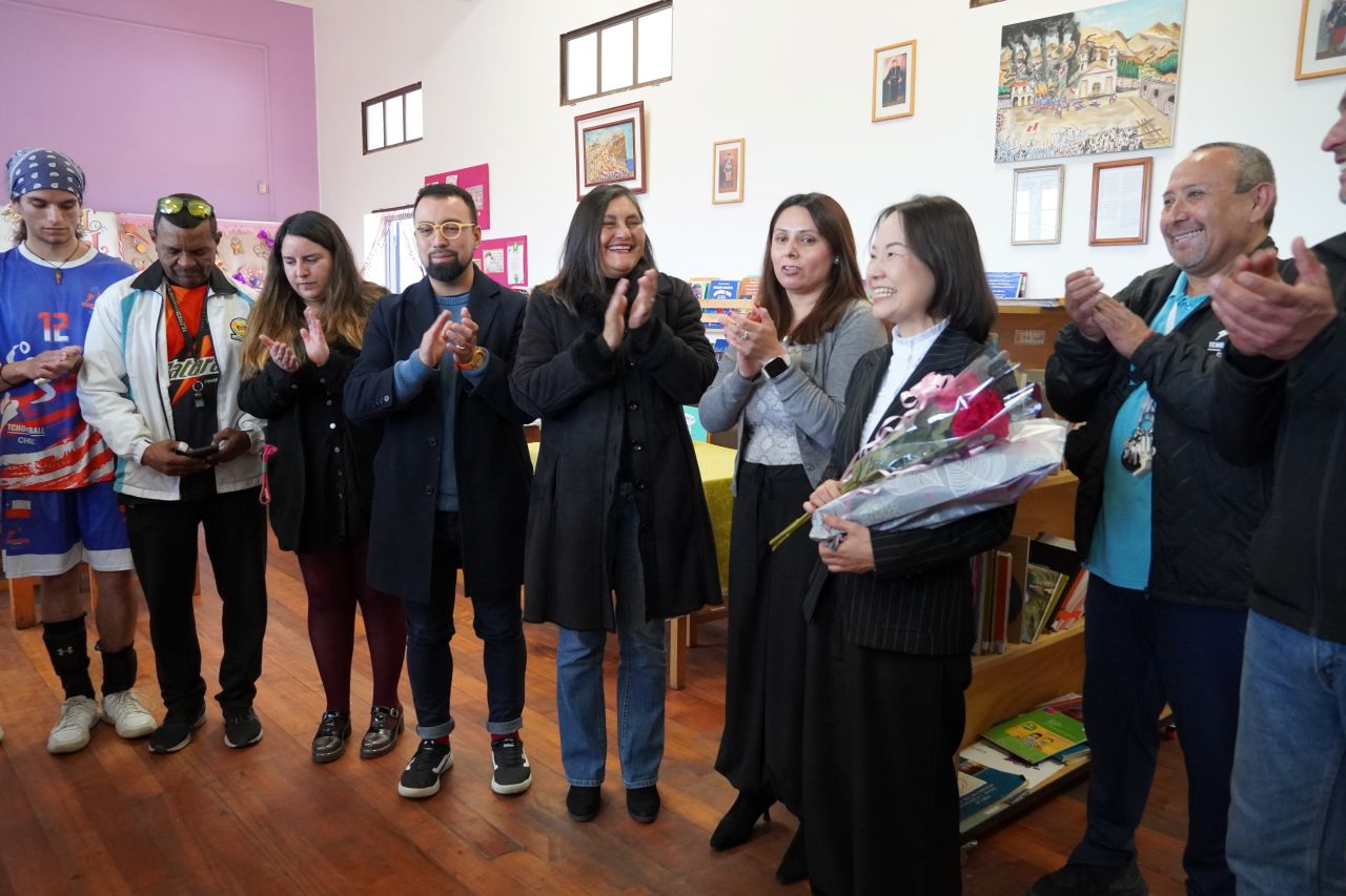 La embajadora de Taiwán Silvia Yu Chi Liu junto a la selección chilena de Tchoukball en el Colegio Héroes de la Concepción.