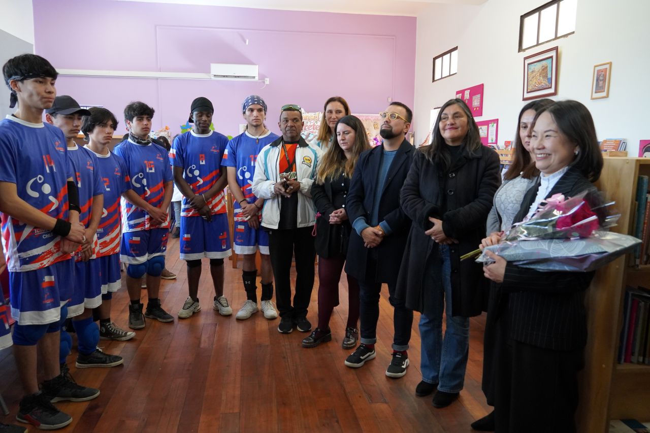 La embajadora de Taiwán Silvia Yu Chi Liu junto a la selección chilena de Tchoukball en el Colegio Héroes de la Concepción.