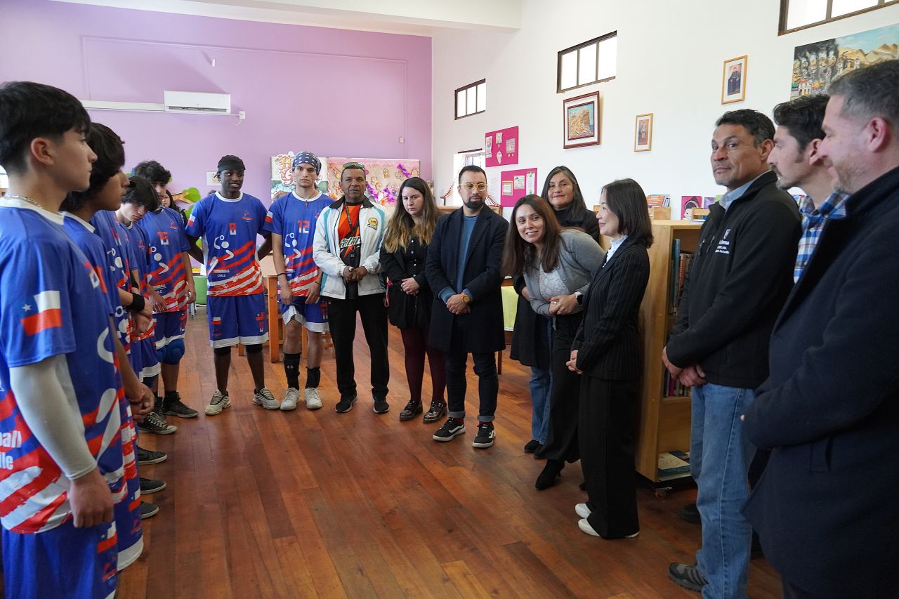 La embajadora de Taiwán Silvia Yu Chi Liu junto a la selección chilena de Tchoukball en el Colegio Héroes de la Concepción.