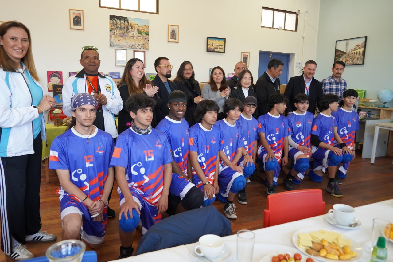 La embajadora de Taiwán Silvia Yu Chi Liu junto a la selección chilena de Tchoukball en el Colegio Héroes de la Concepción.