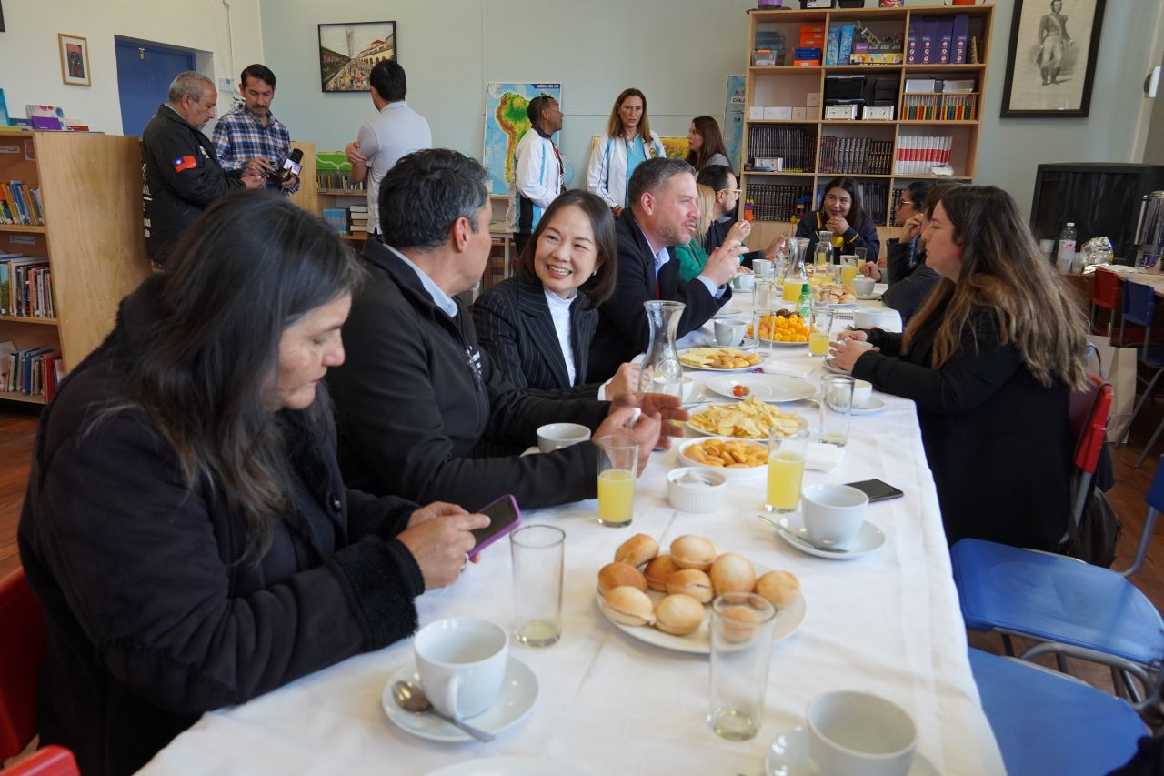 La embajadora de Taiwán Silvia Yu Chi Liu junto a la selección chilena de Tchoukball en el Colegio Héroes de la Concepción.