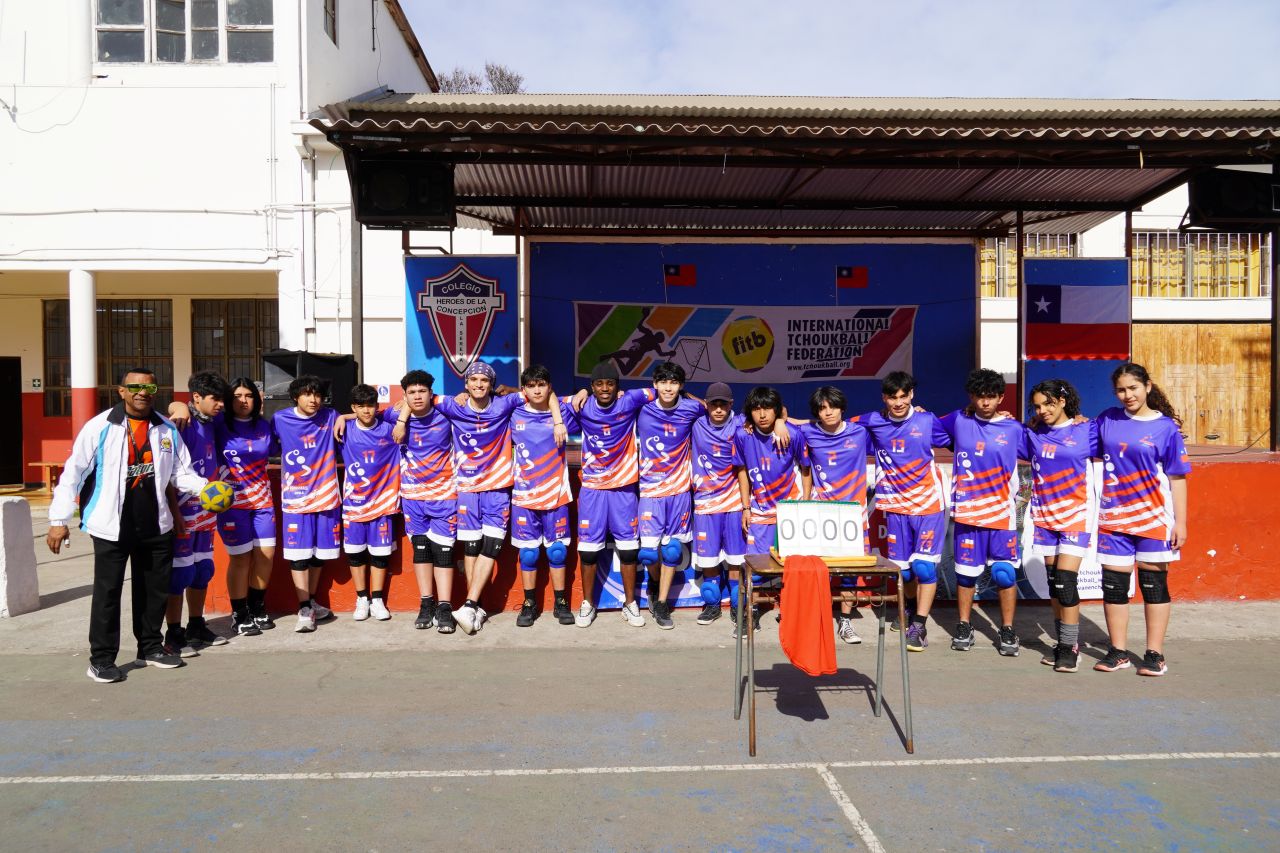 La embajadora de Taiwán Silvia Yu Chi Liu junto a la selección chilena de Tchoukball en el Colegio Héroes de la Concepción.