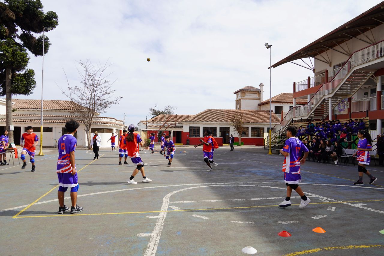 La embajadora de Taiwán Silvia Yu Chi Liu junto a la selección chilena de Tchoukball en el Colegio Héroes de la Concepción.