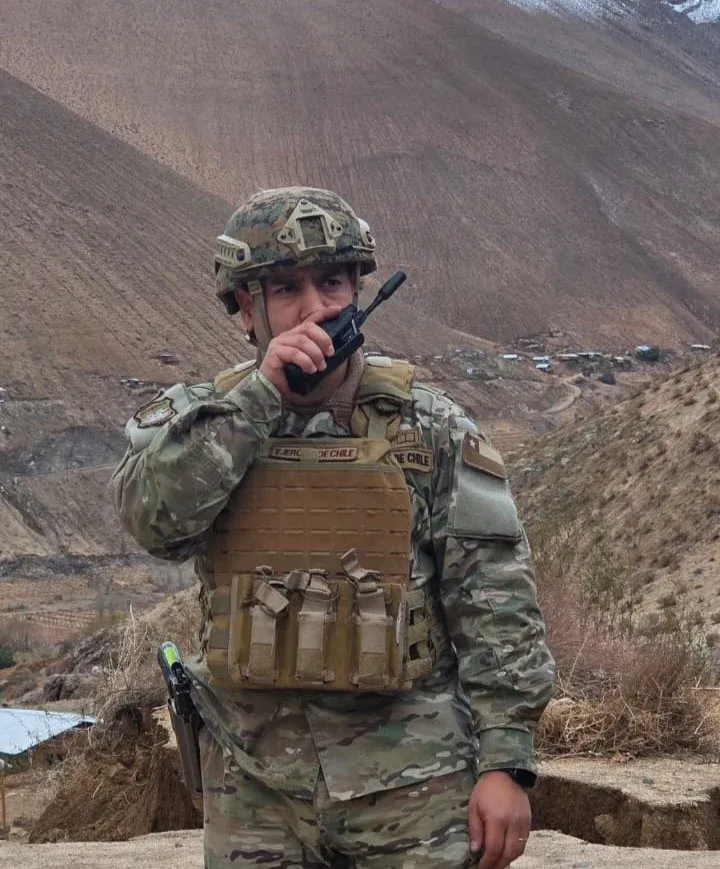Personal del Ejército de Chile trabajando en equipos de telecomunicaciones durante una emergencia.