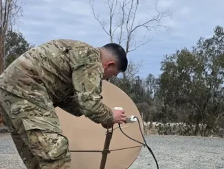 Personal del Ejército de Chile trabajando en equipos de telecomunicaciones durante una emergencia.
